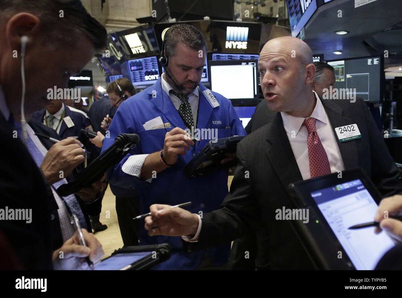 Händler arbeiten auf dem Boden der NYSE an der Öffnung Glocke an der New Yorker Börse an der Wall Street in New York City am 26. August 2015. Us-Aktien sprang am Mittwoch, die versuchen, sich für einen zweiten Tag vom Letzten 6 bounce Dank eine langlebige Güter Bericht und Stimulus in China zu verkaufen. Foto von John angelillo/UPI Stockfoto