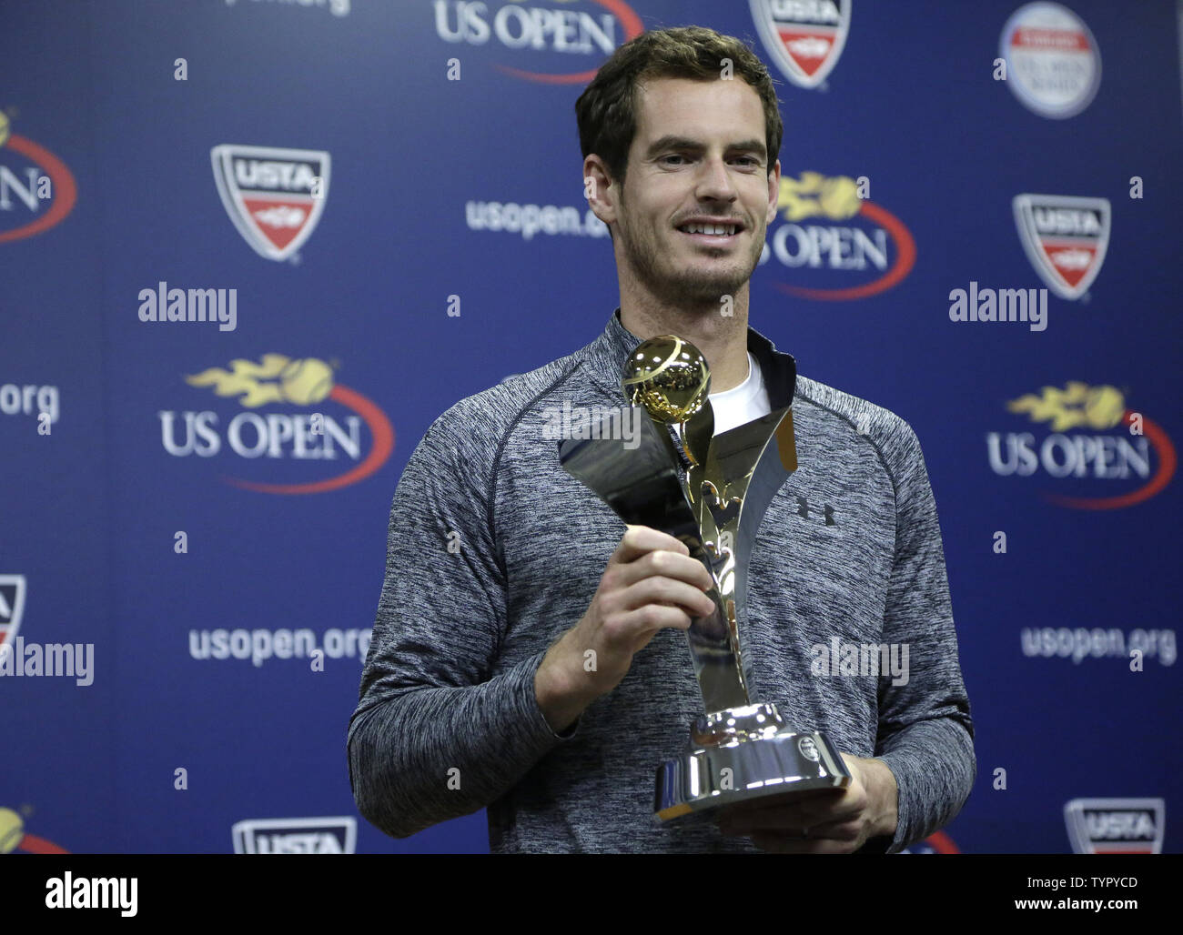 2015 Emirates Airline US Open Serie Männer Meister Andy Murray steht in der Presse im Arthur Ashe Kids Tag vor der US Open Tennis Championships am USTA Billie Jean King National Tennis Center in New York City am 29. August 2015. UPI/John angelillo Stockfoto