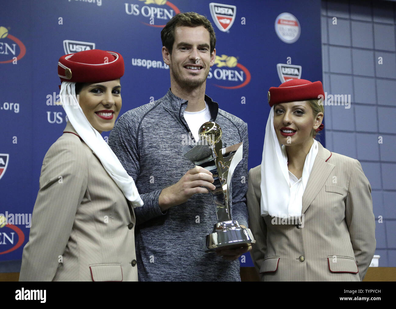 2015 Emirates Airline US Open Serie Männer Meister Andy Murray steht mit Mädchen aus den Emiraten Cabin Crew bei Arthur Ashe Kids Tag vor der US Open Tennis Championships am USTA Billie Jean King National Tennis Center in New York City am 29. August 2015. UPI/John angelillo Stockfoto