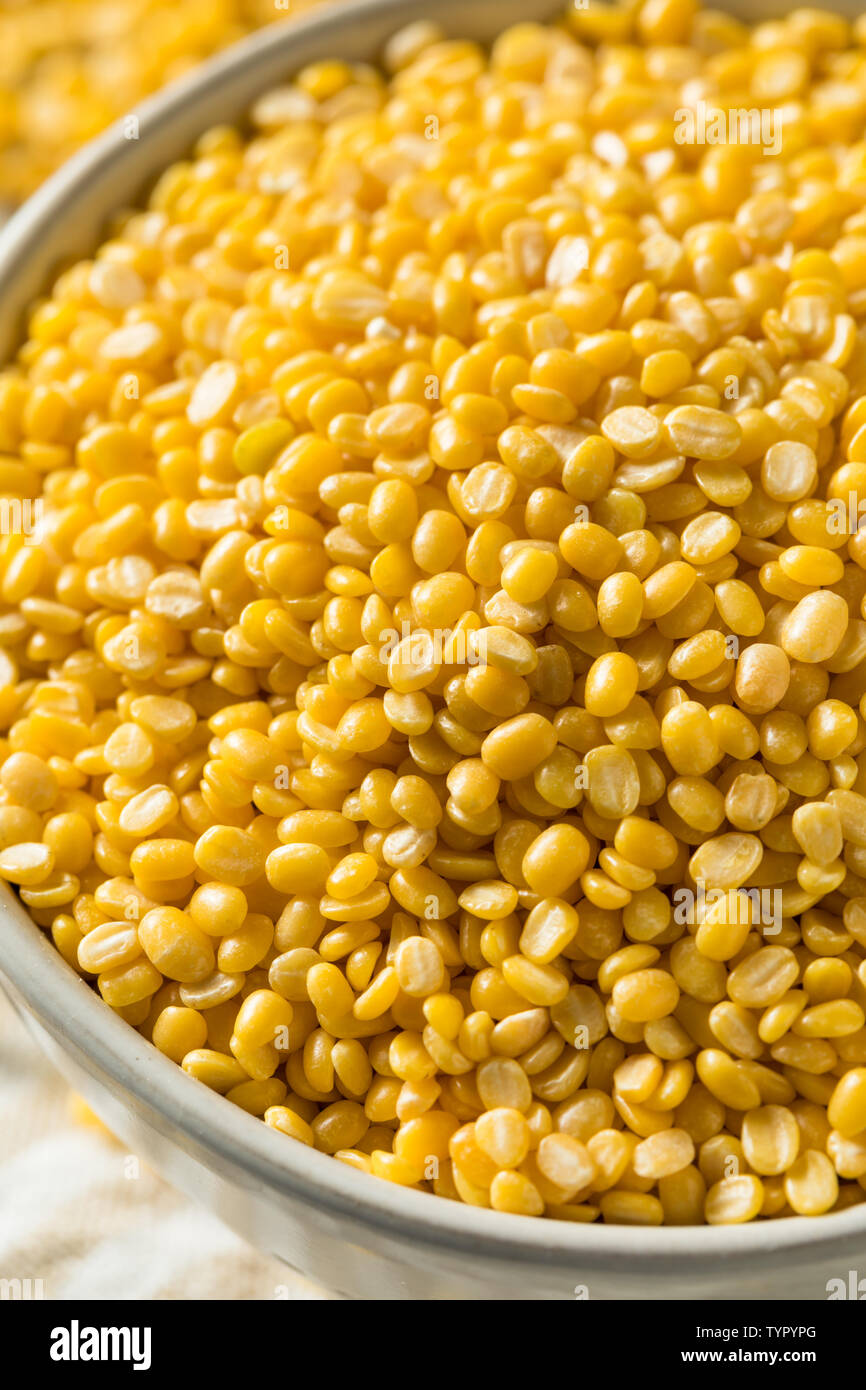 Getrocknete Bio Moong Dal Split Mung Bohnen in eine Schüssel geben. Stockfoto