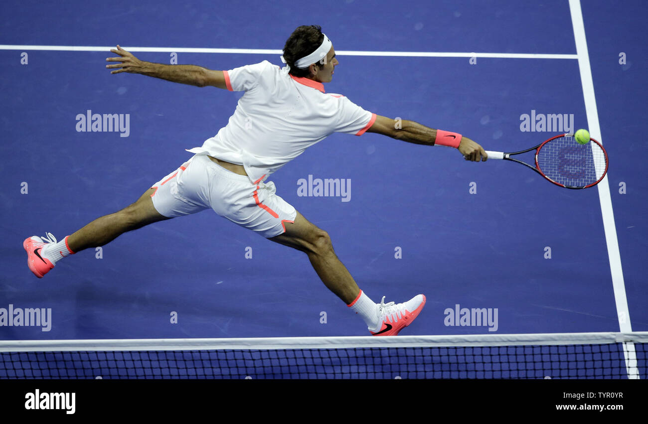 Roger Federer von der Schweiz erreicht einen Schuss von Novak Djokovic aus Serbien in der Männer Finale im Arthur Ashe Stadium bei den US Open Tennis Championships am USTA Billie Jean King National Tennis Center in New York City am 13. September 2015 zurück. Foto von Ray Stubblebine/UPI Stockfoto