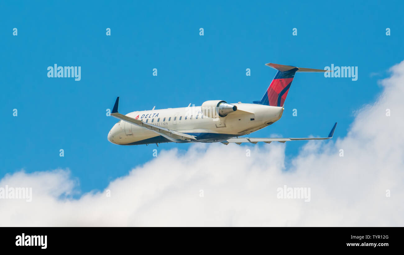 MINNEAPOLIS, Minnesota/USA - 25. JUNI 2019: Nahaufnahme von Flugzeug Flugzeug Abflüge weg von der MSP-Minneapolis/St. Paul Airport Stockfoto