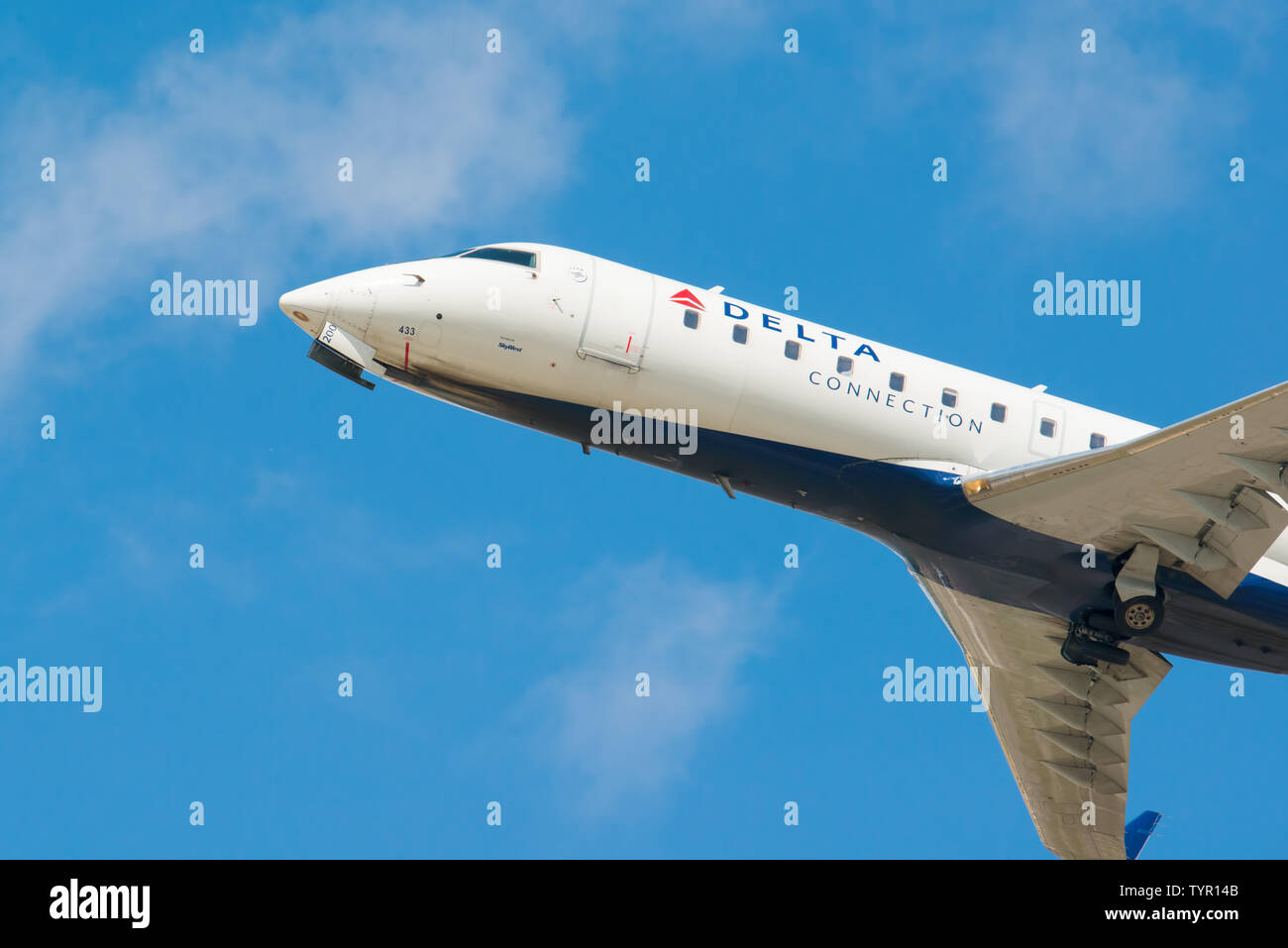 MINNEAPOLIS, Minnesota/USA - 25. JUNI 2019: Nahaufnahme von Flugzeug Flugzeug Abflüge weg von der MSP-Minneapolis/St. Paul Airport Stockfoto