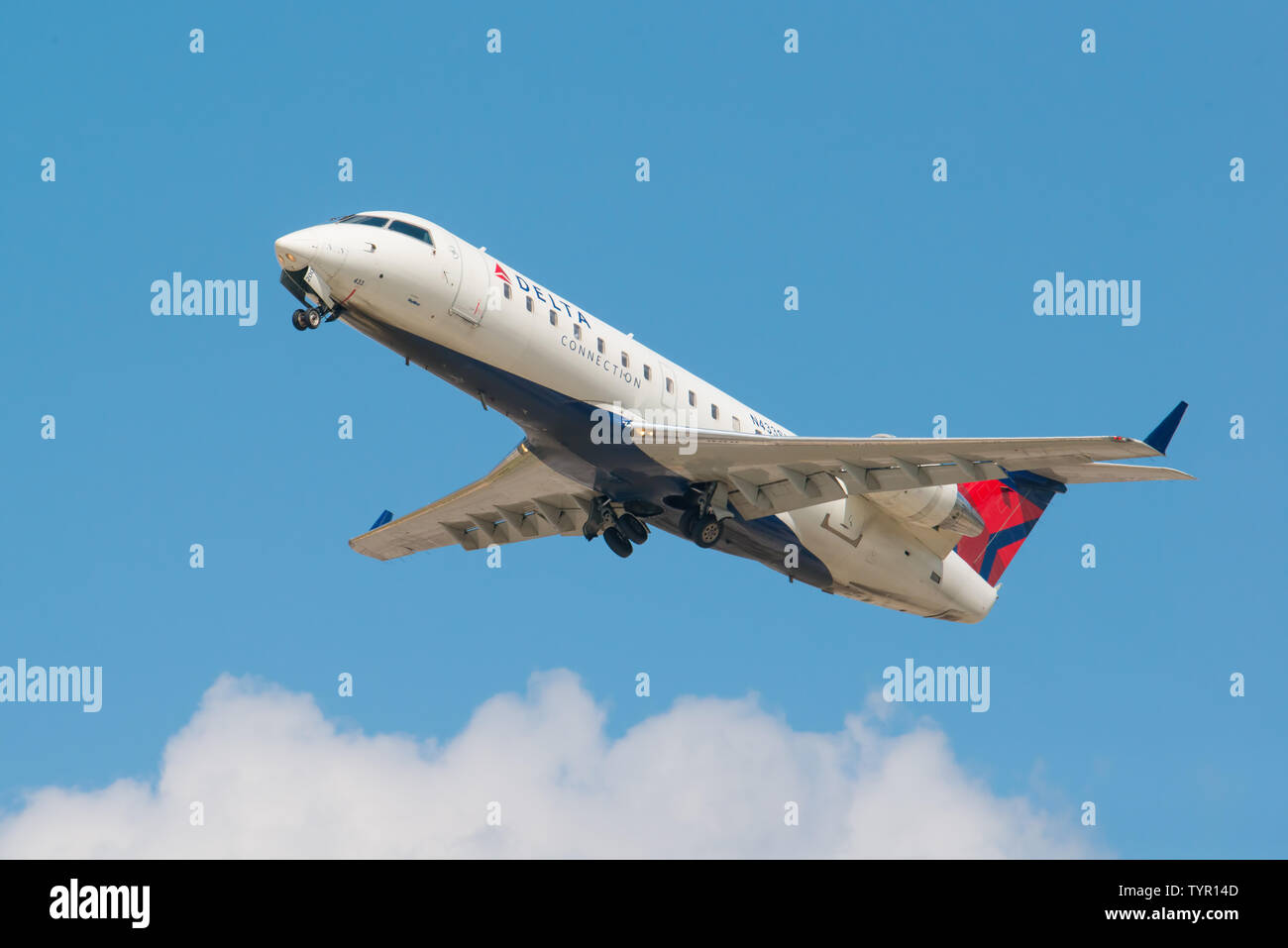 MINNEAPOLIS, Minnesota/USA - 25. JUNI 2019: Nahaufnahme von Flugzeug Flugzeug Abflüge weg von der MSP-Minneapolis/St. Paul Airport Stockfoto