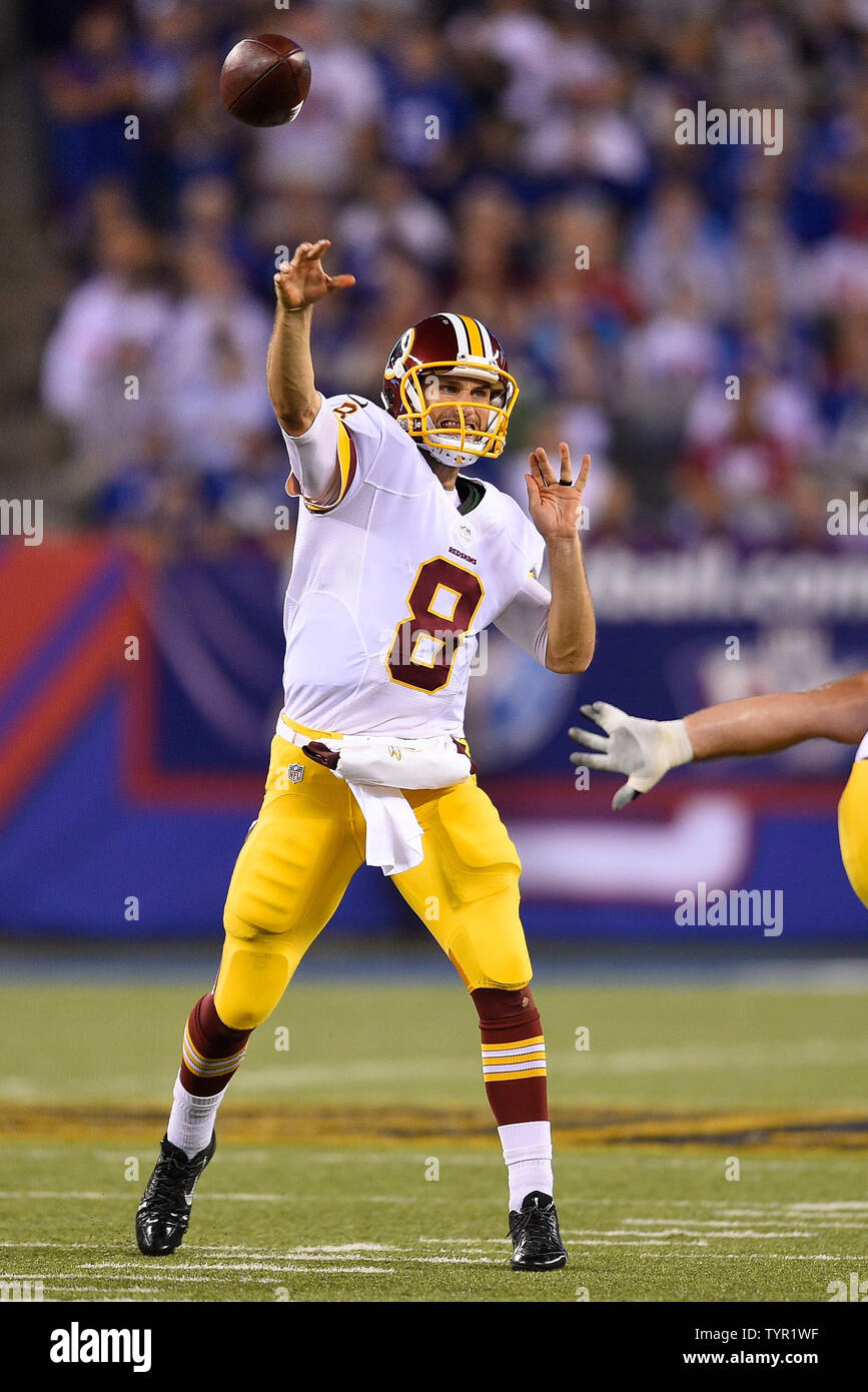 Washington Redskins quarterback Kirk Cousins (8) wirft einen Pass im zweiten Viertel gegen die New York Giants in Woche 3 der NFL Saison an MetLife Stadium in East Rutherford, New Jersey am 24. September 2015. UPI/Rich Kane Stockfoto