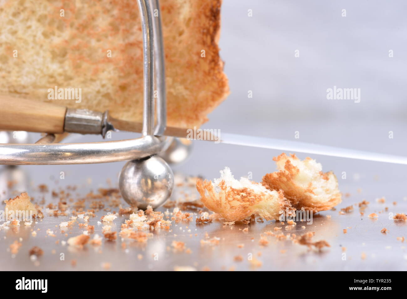 Frisches Frühstück Toast Rack und Messer auf metallic grau Tabelle Stockfoto