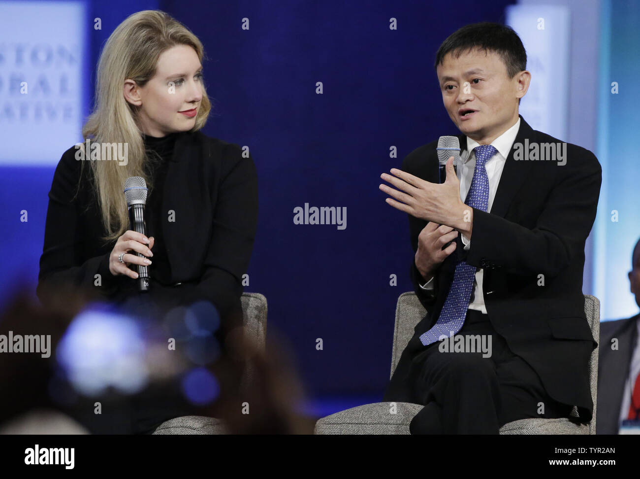 Executive Chairman Jack Ma Alibaba Group und CEO von Theranos Elizabeth Holmes sprechen auf der Bühne über die Zukunft der Gleichstellung der Geschlechter und die Möglichkeit an der Clinton Global Initiative im Sheraton Hotel in New York City am 29. September 2015. Foto von John angelillo/UPI Stockfoto