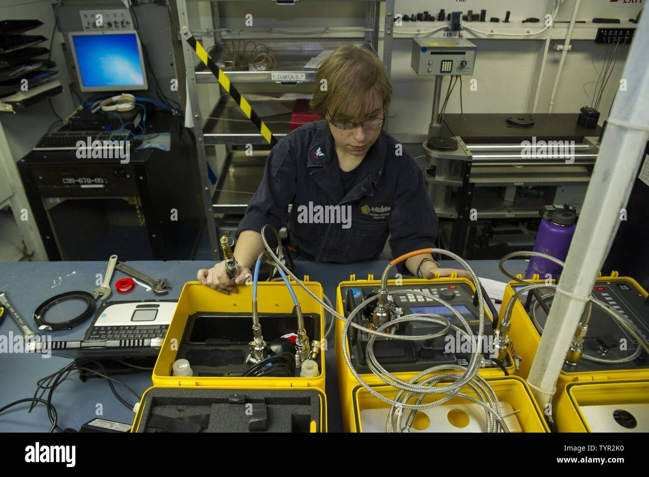 Golf (Nov. 21, 2016) Petty Officer 2nd class Katrina Overbeck, von Niagara Falls, New York, kalibriert ein Ventil in der Kalibrierung im Labor an Bord der Flugzeugträger USS Dwight D. Eisenhower (CVN 69) (IKE). Overbeck serviert an Bord Ike als Steuermann der Elektriker. Ike und Ihre Carrier Strike Group sind zur Unterstützung der Operation inhärenten Lösen, Maritime Security Operations und Theater Sicherheit Zusammenarbeit in den USA 5 Flotte Bereich der Operationen eingesetzt. Stockfoto