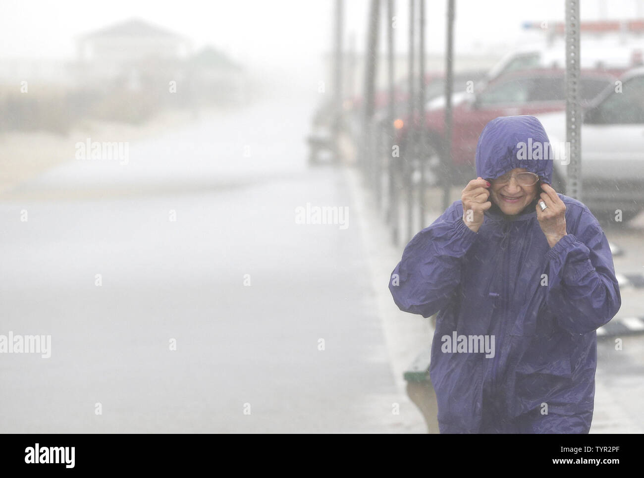 Hält eine Frau auf ihre Haube, wenn Regen und Wind vom Hurrikan Joaquin kommt an der Ostküste der Vereinigten Staaten am 2. Oktober 2015 in Seaside Heights, NJ. Das Hochwasser Szenario wird Freitag Nacht entwickeln und durch das Wochenende als Flash Flood Uhren aus Atlanta in der Nähe von New York City. Foto von John angelillo/UPI Stockfoto