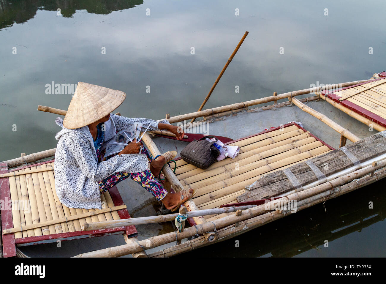 Frau rudern Boote aus Holz (sampans) in Trang Ein, ein Fluss Delta in der Nähe der Stadt Ninh Binh. Ninh Binh Provinz, Vietnam. Trang war ein Soldat als UNE Stockfoto