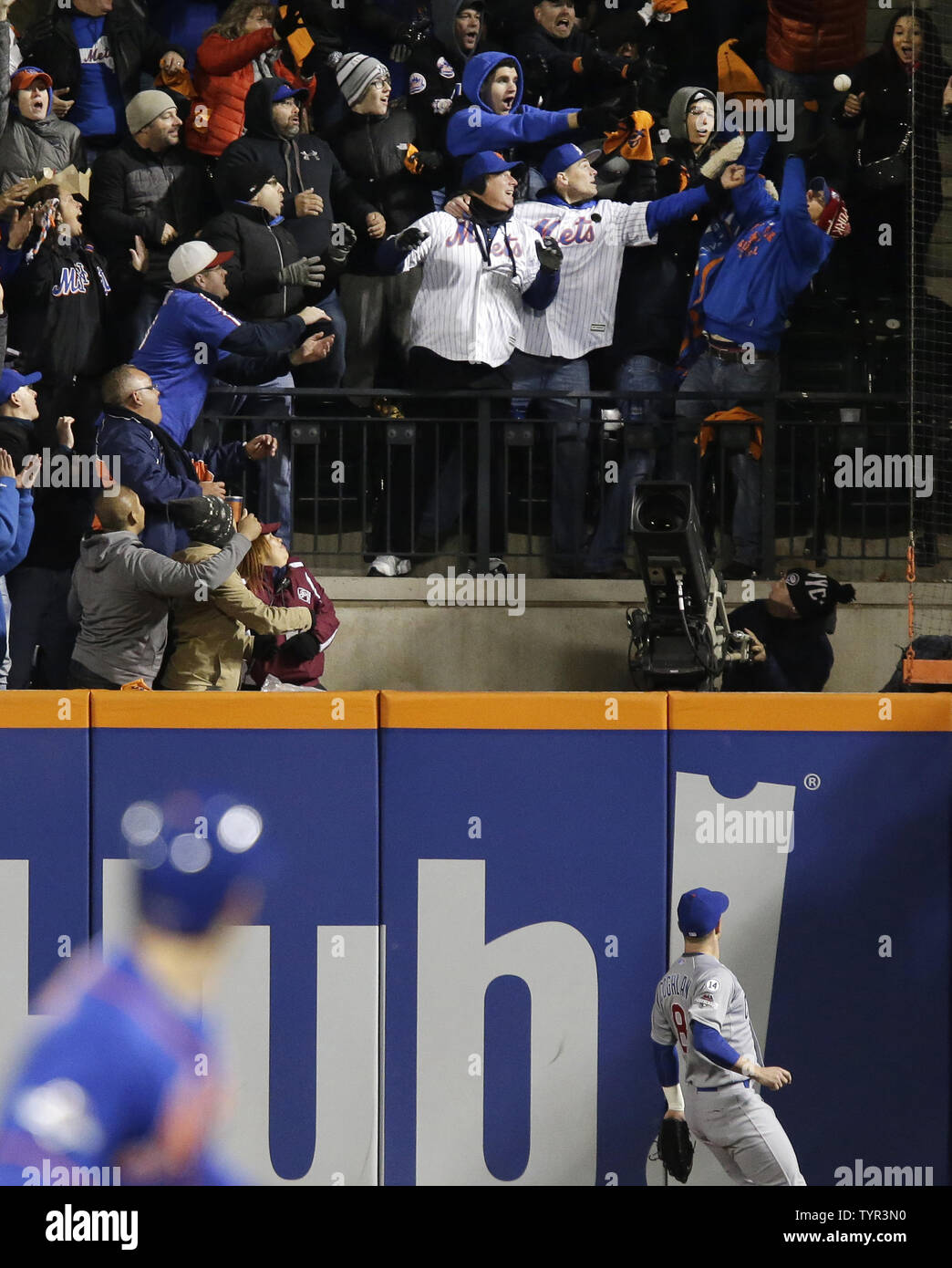 New York Mets David Wright und Chicago Cubs Chris Coghlan watch Fans erreichen für den home run Ball von Daniel Murphy im rechten Feld schlagen im ersten Inning in Spiel zwei der NLCS gegen die Chicago Cubs am Citi Field in New York City am 18. Oktober 2015. Foto von John angelillo/UPI Stockfoto