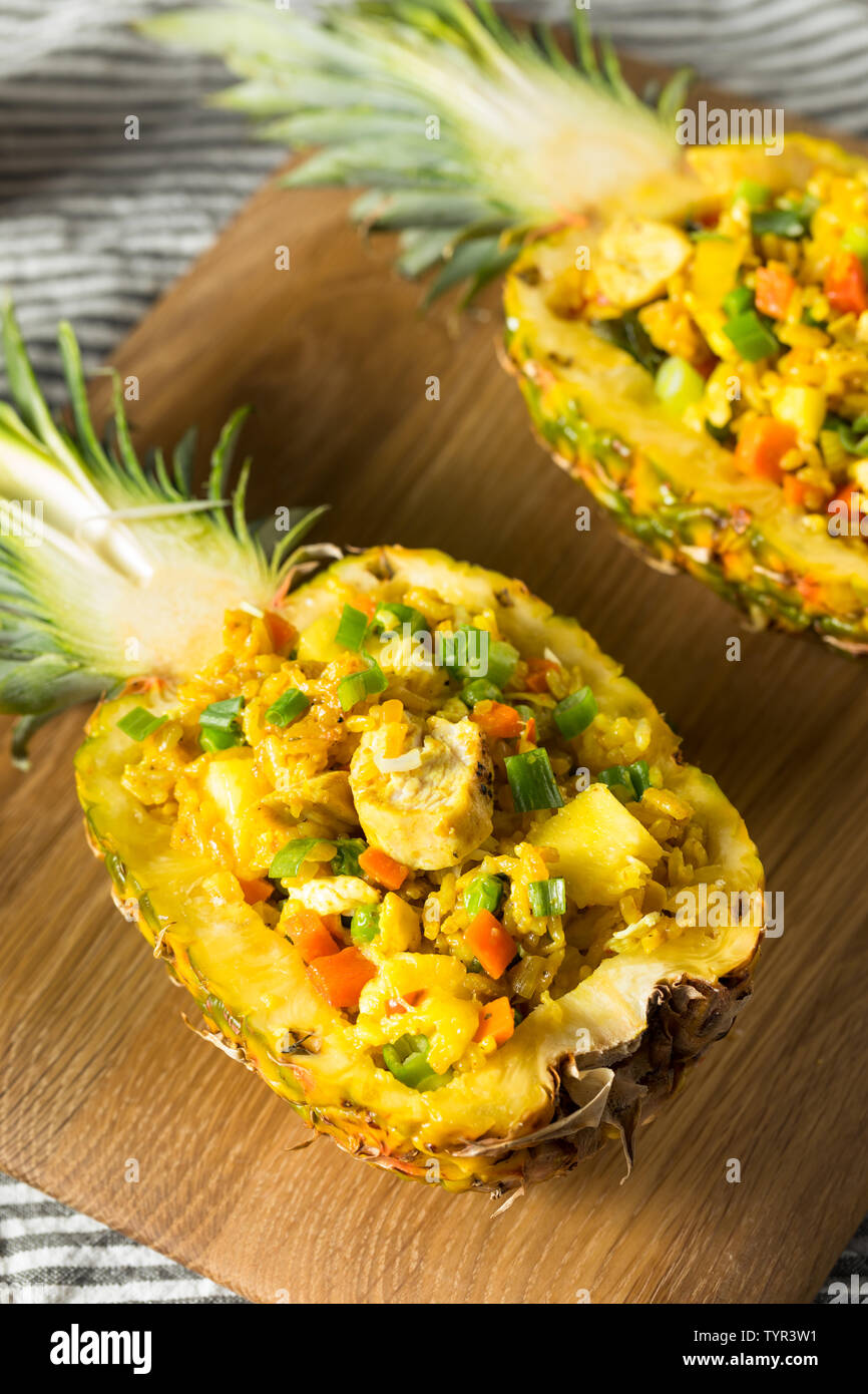 Hausgemachte Ananas Huhn Gebratener Reis in eine Schüssel geben. Stockfoto