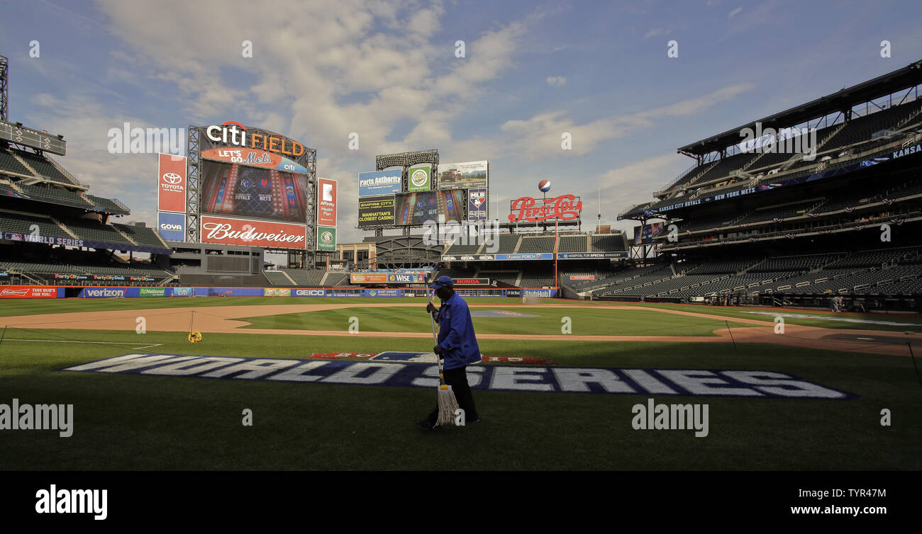 Ein Arbeitnehmer nutzt einen Mop zu Staub das Gebiet rund um die World Series logo vor dem World Series an der New York Mets" Citi Field in New York City am 30. Oktober 2015. Spiel 3 der Serie mit der Kansas City Royals beginnt Freitag. Foto von Ray Stubblebine/UPI Stockfoto