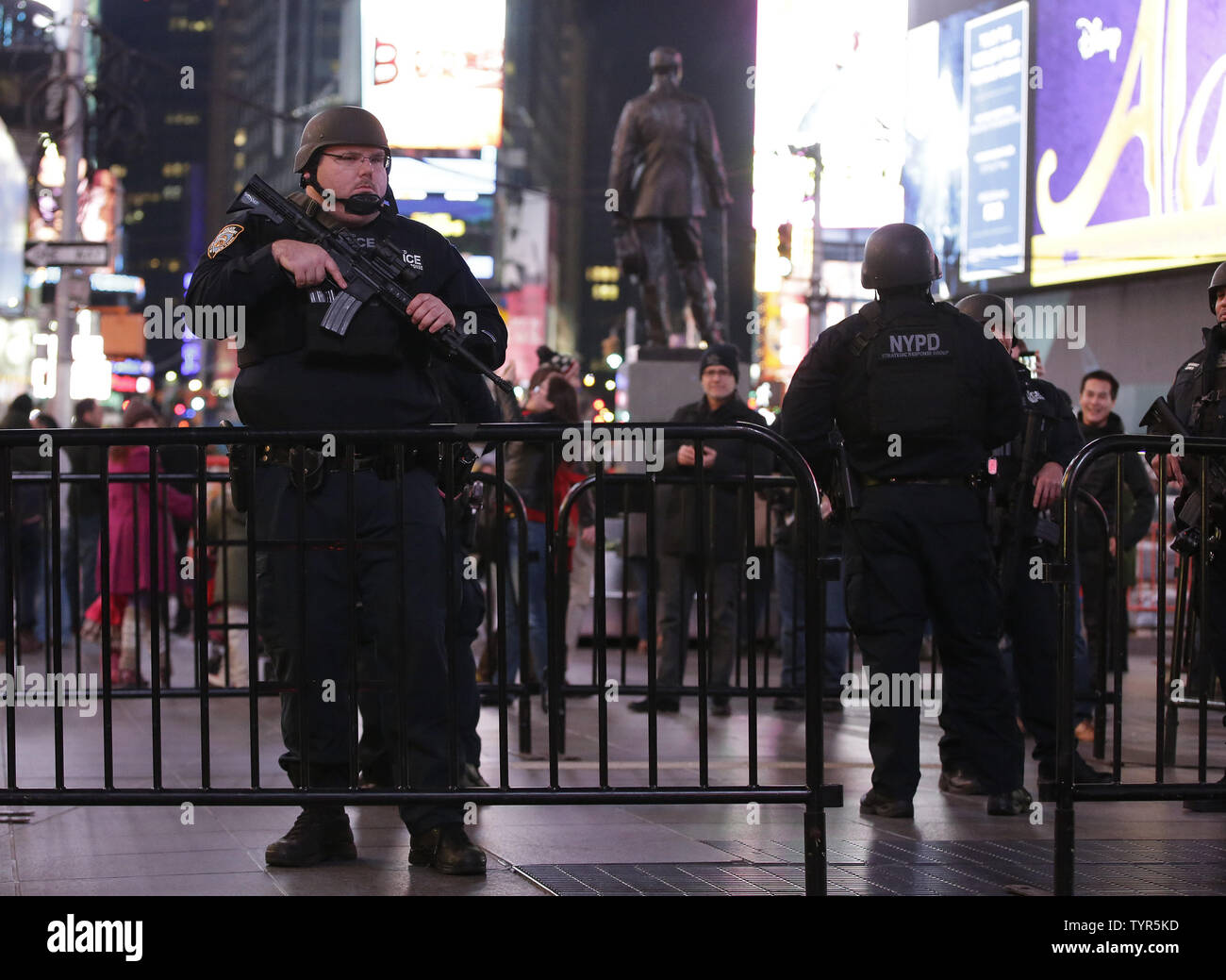 NYPD strategische Antwort Gruppe Polizei zeigen eine erhöhte Präsenz von Sicherheitspersonal, wie sie in der Times Square wegen Paris Terroranschläge am 13. November 2015 in New York City bewaffneten stehen. Insgesamt wurden sechs Standorten in und außerhalb der Hauptstadt angegriffen. Mindestens 153 Menschen wurden in den Paris, Saint-Denis shootings und Bombardierungen getötet. Foto von John angelillo/UPI Stockfoto