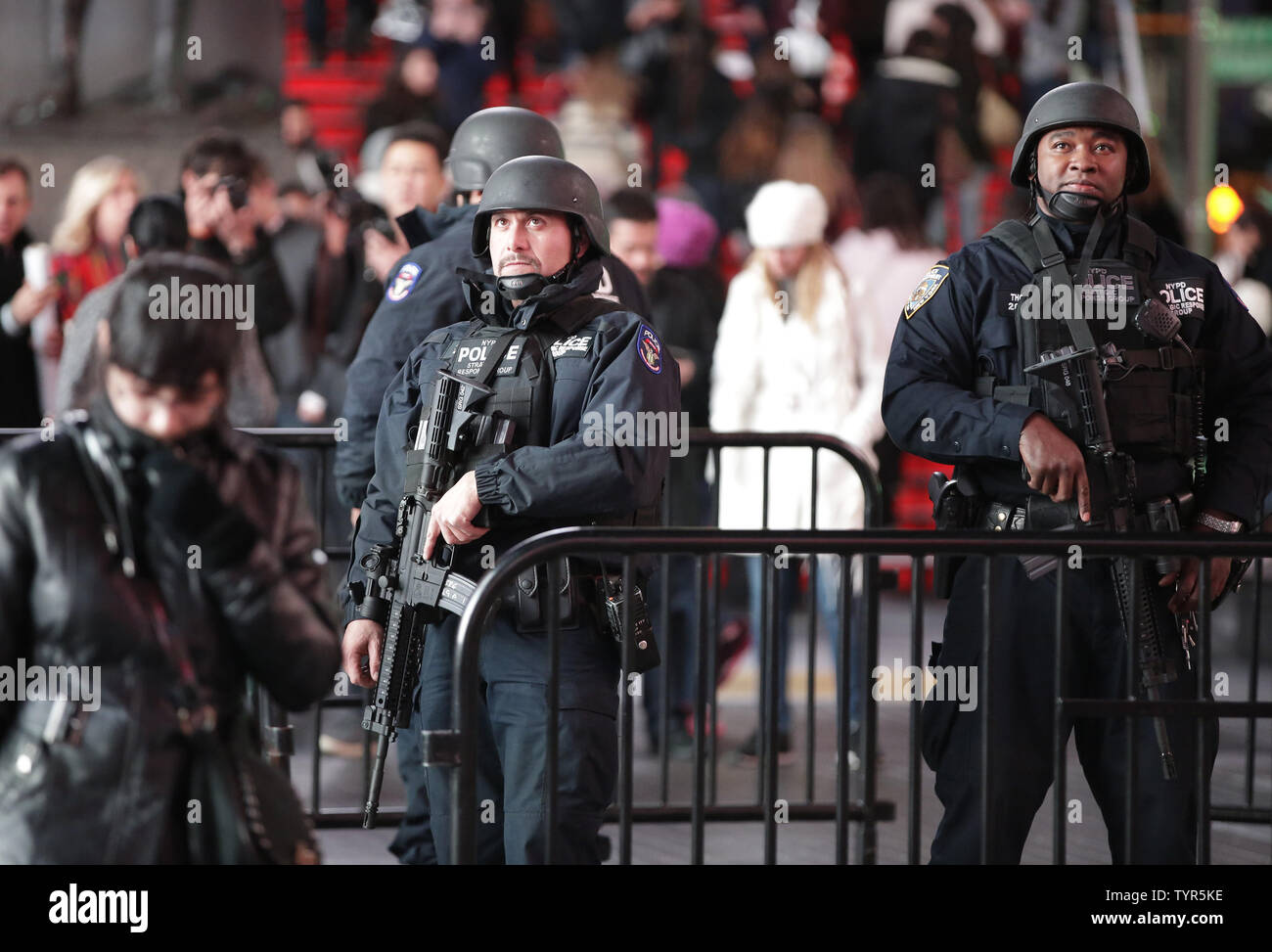 NYPD strategische Antwort Gruppe Polizei zeigen eine erhöhte Präsenz von Sicherheitspersonal, wie sie in der Times Square wegen Paris Terroranschläge am 13. November 2015 in New York City bewaffneten stehen. Insgesamt wurden sechs Standorten in und außerhalb der Hauptstadt angegriffen. Mindestens 153 Menschen wurden in den Paris, Saint-Denis shootings und Bombardierungen getötet. Foto von John angelillo/UPI Stockfoto