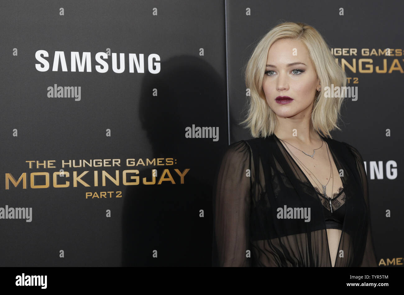 Jennifer Lawrence kommt auf dem roten Teppich in der 'Hunger Games: mockingjay - Teil 2" New York Premiere bei AMC Loews Lincoln Square 13 Theater am 18. November 2015 in New York City. Foto von John angelillo/UPI Stockfoto