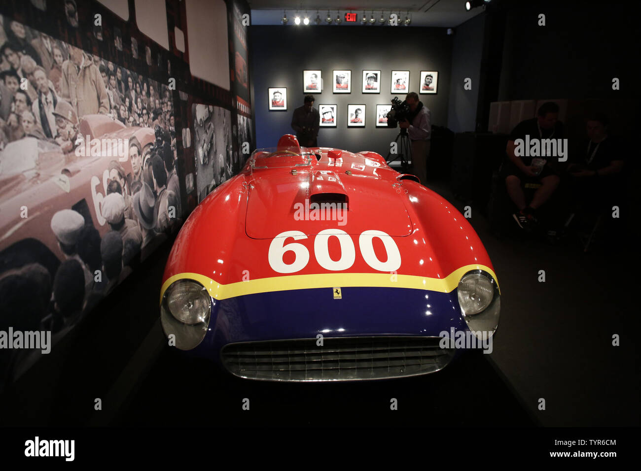 Ein 1956 Ferrari 290 MM durch Scaglietti ist auf dem Display während einer Pressekonferenz vor der 'Driven durch Unterbrechung' Auktion bei Sotheby's in New York City am 4. Dezember 2015. Die Auktion wird mehr als 30 Fahrzeuge Spanning 70 Jahre Automotive Innovation gehören. Foto von John angelillo/UPI Stockfoto