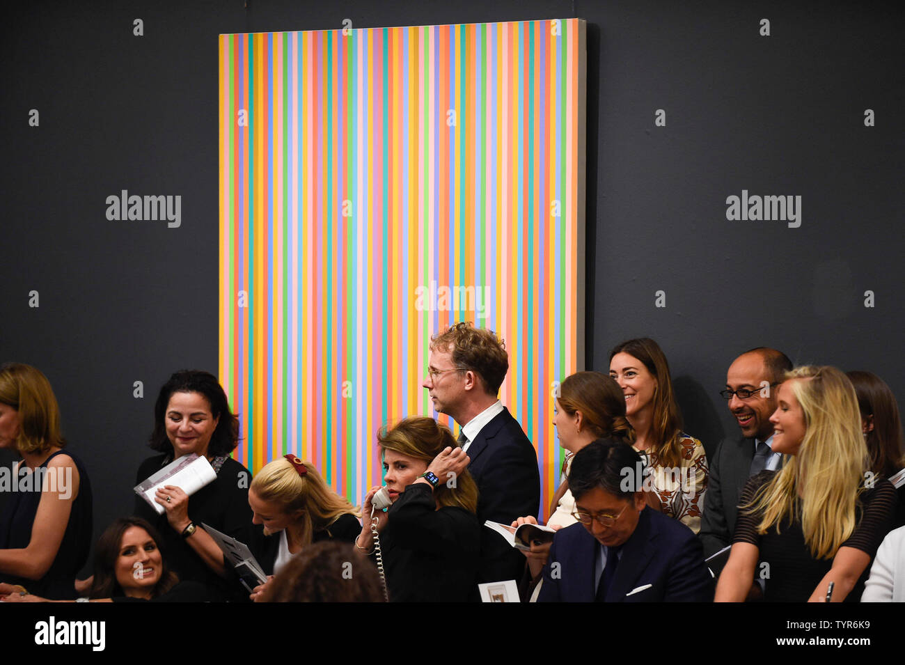 London, Großbritannien. 26. Juni 2019. "Hellen Schatten" von Bridget Riley, (Est. £ 600.000 - 800.000) für ein Hammer Preis von £ 880.000 zeitgenössische Kunst bei Sotheby's Abend Verkauf in der New Bond Street Galerien verkauft. Credit: Stephen Chung/Alamy leben Nachrichten Stockfoto