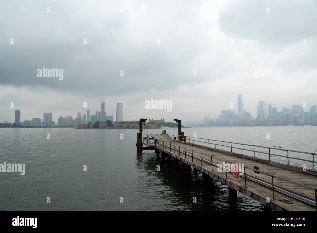 Eine Ansicht von Liberty Island im Hafen von New York, auf der Suche nach Ellis Island, New Jersey und Manhattan. Juni 25, 2019 Stockfoto