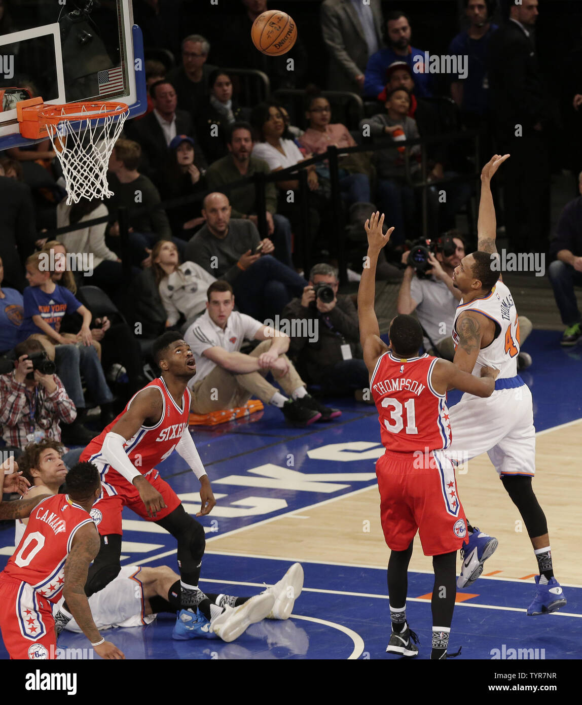 Philadelphia 76ers Hollis Thompson verteidigt New York Knicks Lance Thomas, schießt eine hohe Warenkorb Brückenbildung im zweiten überstundenperiode im Madison Square Garden in New York City am 18. Januar 2016. Die Knicks besiegten die 76ers 119-113 in doppelte überstunden. Foto von John angelillo/UPI Stockfoto