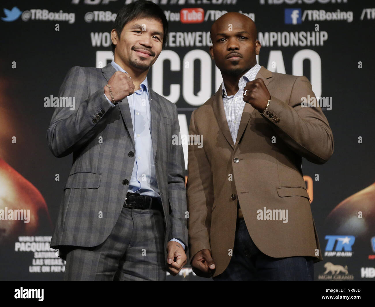 Manny Pacquiao und Timothy Bradley stand auf der Bühne bei einer Pressekonferenz zu einem bevorstehenden Boxkampf am 21. Januar 2016 Förderung im Madison Square Garden in New York City. Manny Pacquiao ist die Vorbereitung für die letzte Zeit als professioneller Boxer, wenn er auf die amerikanische Timothy Bradley zum dritten Mal in seiner Karriere am 9. April im MGM Grand in Las Vegas Nevada zu kämpfen. Foto von John angelillo/UPI Stockfoto