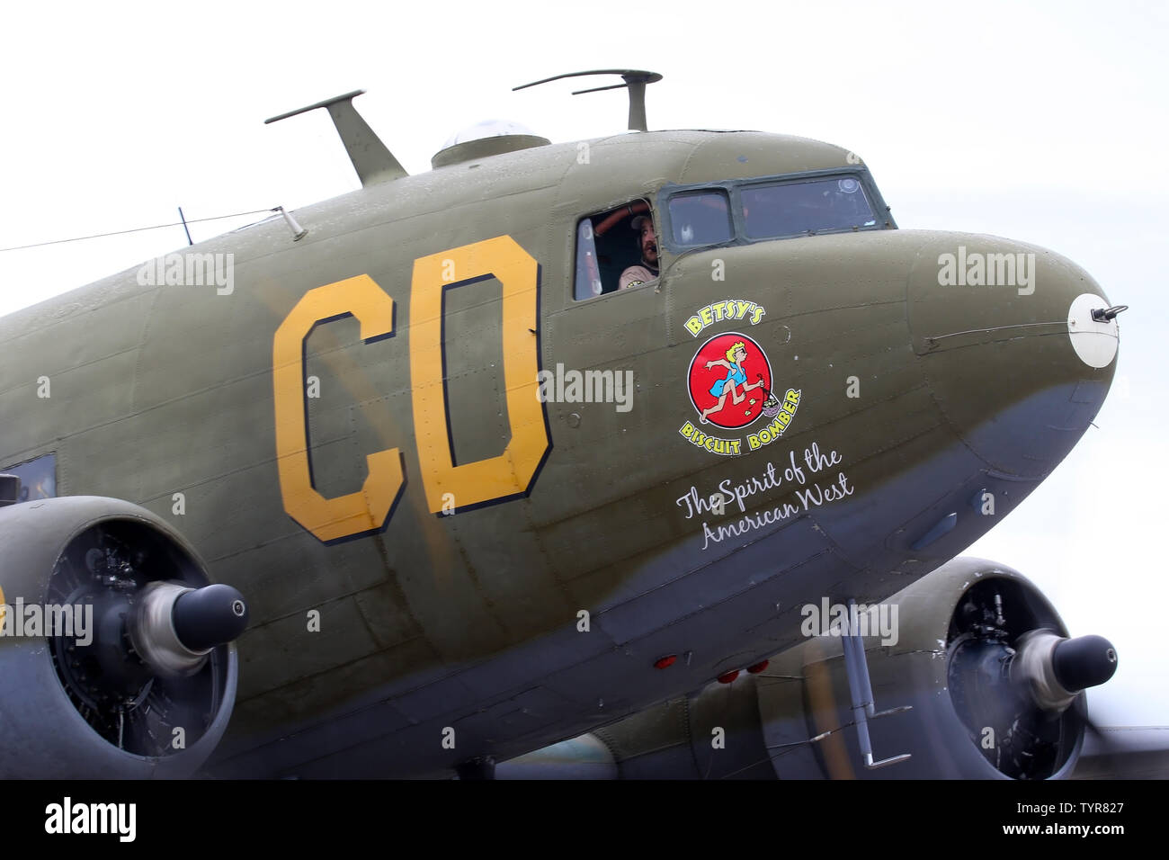 In der Nähe der Nase der erhaltenen C-47 Skytrain Betsy's Biscuit Bomber, eine amerikanische C-47 in Großbritannien zum 75. Jahrestag des D-Day. Stockfoto