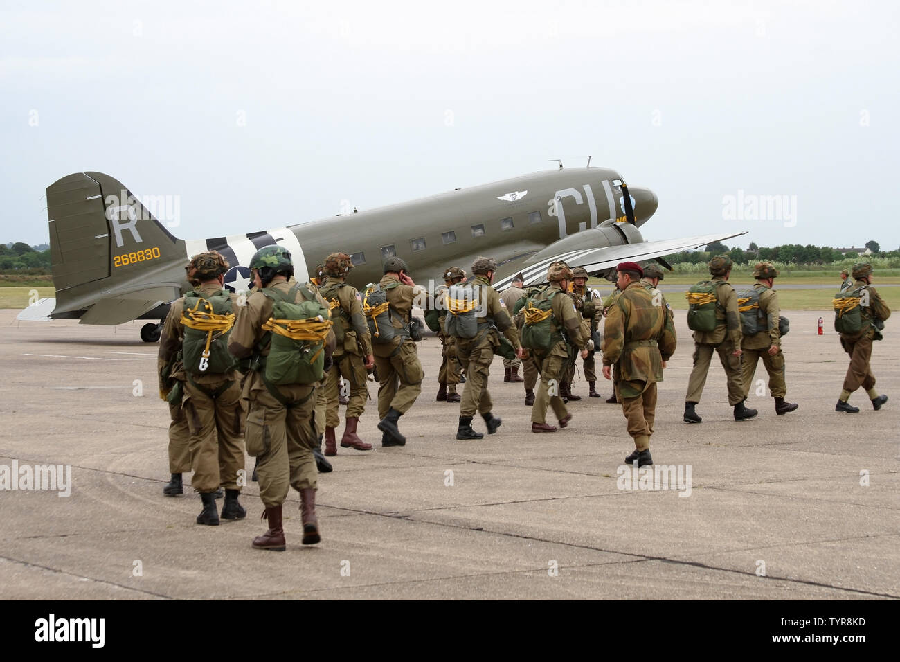 Fallschirmspringer Boarding - Tag Puppe" in Duxford, ein Vintage US C-53 in Europa für den 75. Jahrestag des D-Day Landungen in der Normandie auf der Grundlage Stockfoto