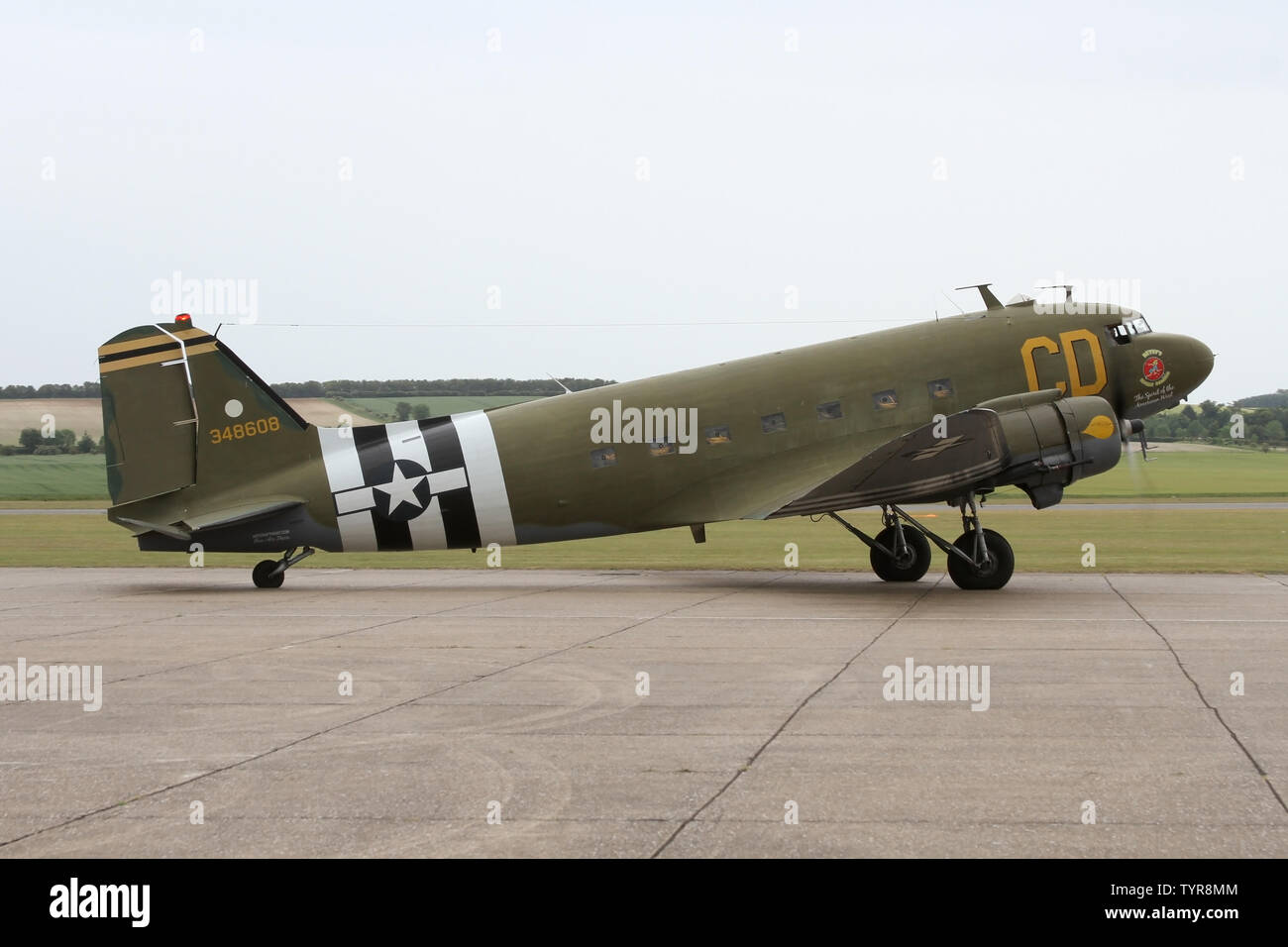 Erhalten C-47 Betsy Keks Bomber aus Rollen in Duxford für ein para Tropfen während der 75. Jahrestag des D-Day Landungen in der Normandie. Stockfoto