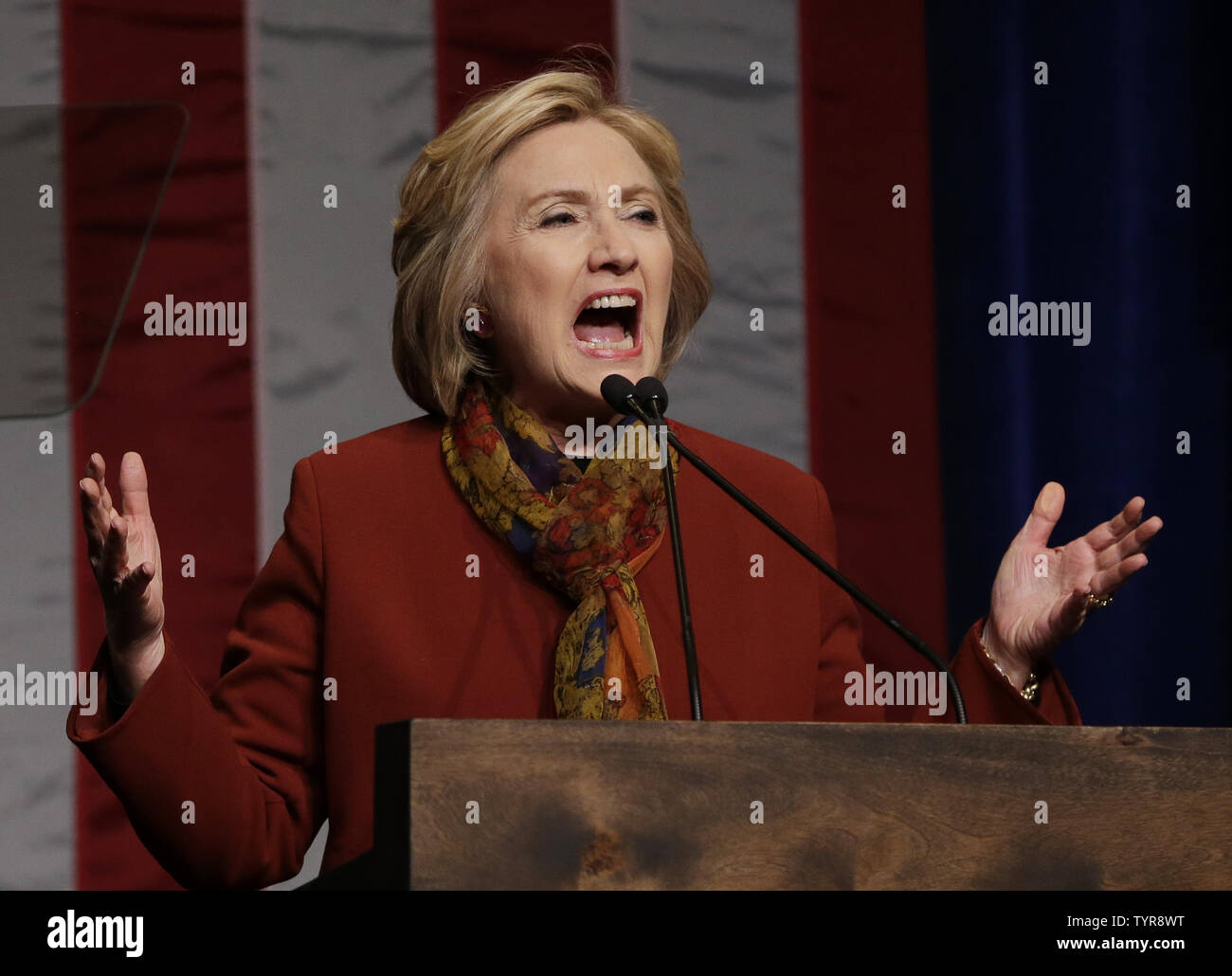 Demokratische Präsidentschaftskandidaten Hillary Clinton liefert eine Adresse am 16. Februar 2016 Schomburg Center für Forschung in der schwarzen Kultur Langston Hughes Auditorium in New York City. Foto von John angelillo/UPI Stockfoto