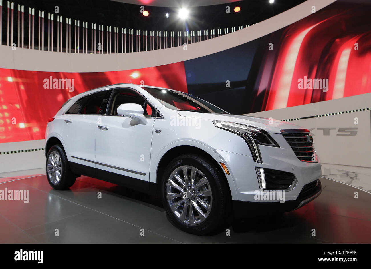 Ein 2017 Cadillac XT5 ist auf Anzeige an die 2016 New York International Auto Show" im Jacob K. Javits Convention Center in New York City am 23. März 2016. Die ersten New York Auto Show im Jahr 1900 statt und es war das erste Auto Show je in Nordamerika statt. Über 1 Millionen Besucher erwartet, um die Show zu besuchen. Foto von John angelillo/UPI Stockfoto