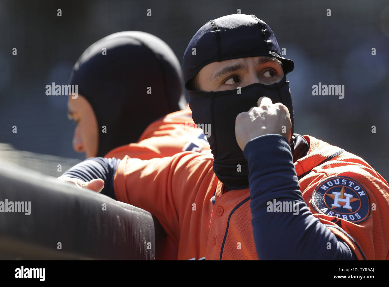 Houston Astros Jose Altuve trägt eine kalte, ob unter Rüstung Maske im 6. Inning gegen die New York Yankees am Eröffnungstag im Yankee Stadium in New York City am 5. April 2016. Die Astros besiegten die Yankees 5-3. Foto von John angelillo/UPI Stockfoto