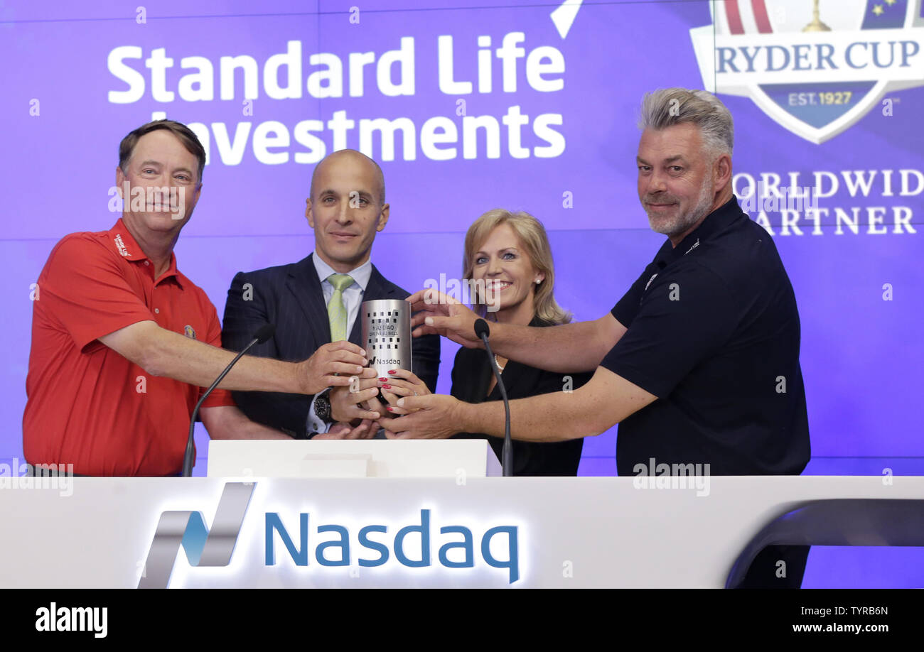 Ryder Schale Kapitäne Davis Love III und Darren Clarke, CEO PGA von Amerika Peter Bevacqua und Global Head Marketing & Client bei Standard Life Investments Nuala Walsh Ring der öffnung Glocke an der Nasdaq am Times Square in New York City am 28. April 2016. Foto von John angelillo/UPI Stockfoto