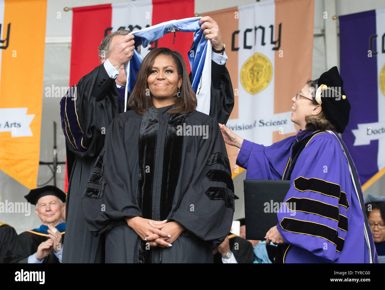 First Lady Michelle Obama erhält die Ehrendoktorwürde von Bundeskanzler der CUNY James Milliken und Präsident der CUNY Lisa Cioco an ihrem endgültigen Beginn Adresse als First Lady an der 170th Anfang Zeremonie des City College von New York auf der CCNY Campus in historischen Harlem, Freitag, 3. Juni 2016. Mehr als 3.000 Schüler bilden die Klasse von 2016. Foto durch Bryan R. Smith/UPI Stockfoto