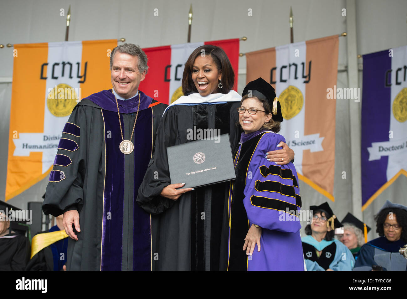 First Lady Michelle Obama erhält die Ehrendoktorwürde von Bundeskanzler der CUNY James Milliken und Präsident der CUNY Lisa Cioco an ihrem endgültigen Beginn Adresse als First Lady an der 170th Anfang Zeremonie des City College von New York auf der CCNY Campus in historischen Harlem, Freitag, 3. Juni 2016. Mehr als 3.000 Schüler bilden die Klasse von 2016. Foto durch Bryan R. Smith/UPI Stockfoto