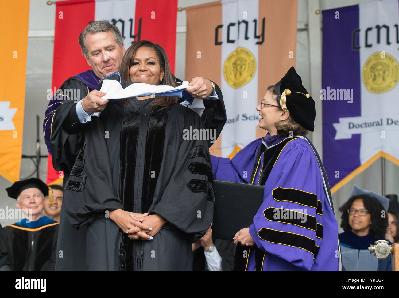 First Lady Michelle Obama erhält die Ehrendoktorwürde von Bundeskanzler der CUNY James Milliken und Präsident der CUNY Lisa Cioco an ihrem endgültigen Beginn Adresse als First Lady an der 170th Anfang Zeremonie des City College von New York auf der CCNY Campus in historischen Harlem, Freitag, 3. Juni 2016. Mehr als 3.000 Schüler bilden die Klasse von 2016. Foto durch Bryan R. Smith/UPI Stockfoto