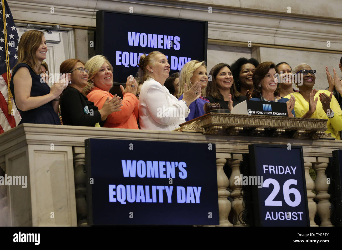 Demokratische Rep. Carolyn Maloney, New York Vizegouverneur Kathy Hochul und Manhattan Präsident Gale Brewer Ring der New York Stock Exchange öffnung Glocke für die Gleichstellung der Frauen an der New Yorker Börse an der Wall Street in New York City am 26. August 2016. Foto von John angelillo/UPI Stockfoto