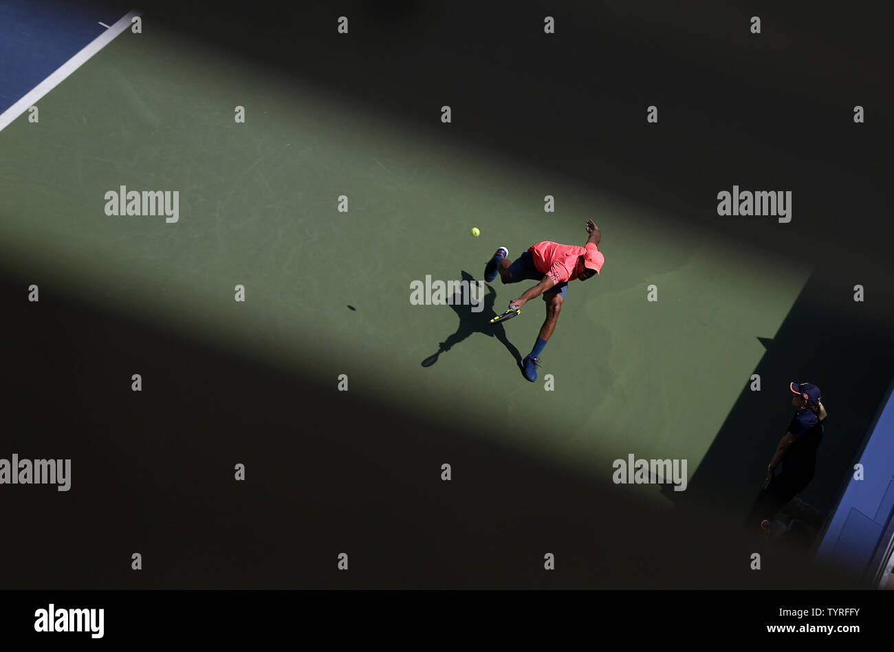 Jo-Wilfried Tsonga Frankreich bringt eine Kugel zu Kevin Anderson aus Südafrika in der dritten Runde in der Haupttribüne an den 2016 US Open Tennis Championships am USTA Billie Jean King National Tennis Center in New York City am 2. September 2016. Tasten besiegt Osaka in 3 Sätzen. Foto von John angelillo/UPI Stockfoto