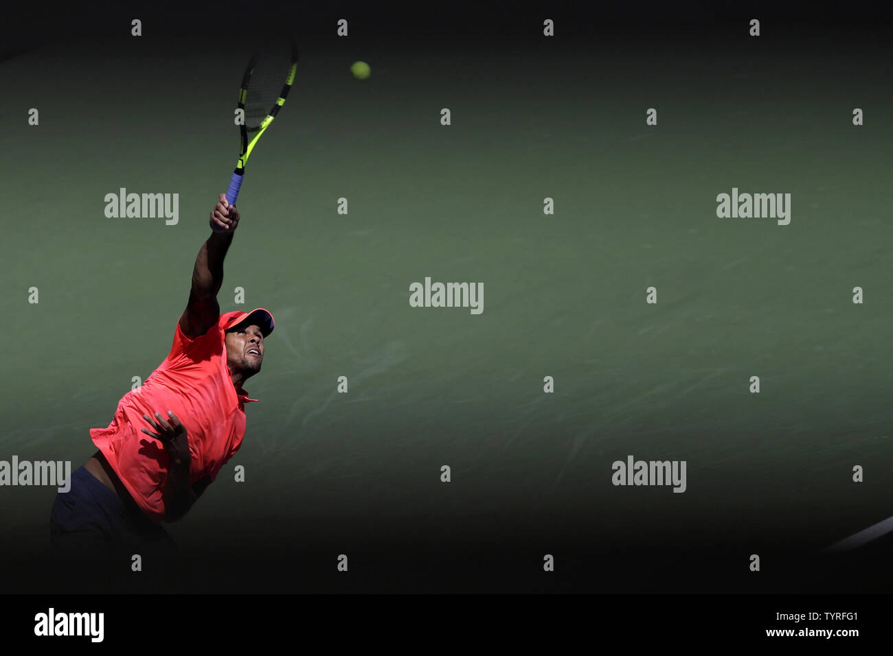 Jo-Wilfried Tsonga Frankreich dient der Kevin Anderson aus Südafrika in der dritten Runde in der Haupttribüne an den 2016 US Open Tennis Championships am USTA Billie Jean King National Tennis Center in New York City am 2. September 2016. Tasten besiegt Osaka in 3 Sätzen. Foto von John angelillo/UPI Stockfoto