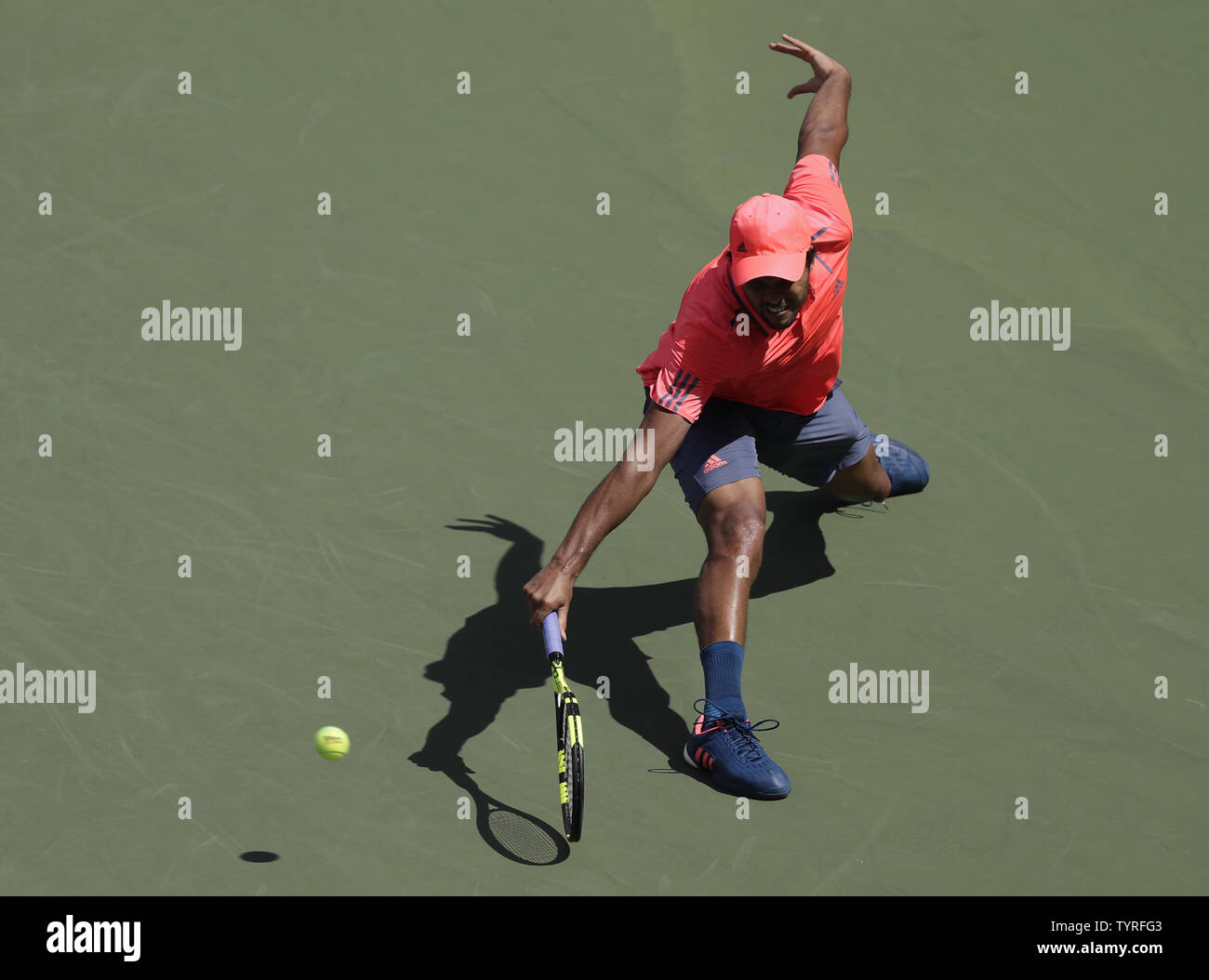 Jo-Wilfried Tsonga Frankreich bringt eine Kugel zu Kevin Anderson aus Südafrika in der dritten Runde in der Haupttribüne an den 2016 US Open Tennis Championships am USTA Billie Jean King National Tennis Center in New York City am 2. September 2016. Tasten besiegt Osaka in 3 Sätzen. Foto von John angelillo/UPI Stockfoto