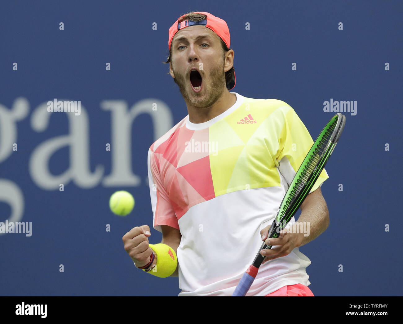 Lucas Pouille feiert, nachdem er einen Satz in seinem vierten Runde Sieg über Rafael Nadal aus Spanien im Arthur Ashe Stadium an den 2016 US Open Tennis Championships am USTA Billie Jean King National Tennis Center in New York City am 4. September 2016. Foto von John angelillo/UPI Stockfoto