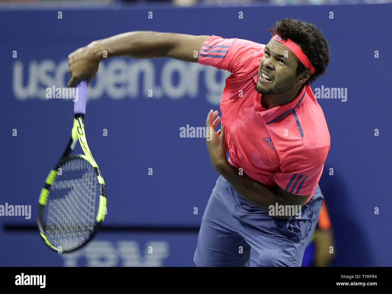 Jo-Wilfried Tsonga Frankreich dient der Novak Djokovic aus Serbien im Viertelfinale in Arthur Ashe Stadium an den 2016 US Open Tennis Championships am USTA Billie Jean King National Tennis Center in New York City am 6. September 2016. Foto von John angelillo/UPI Stockfoto