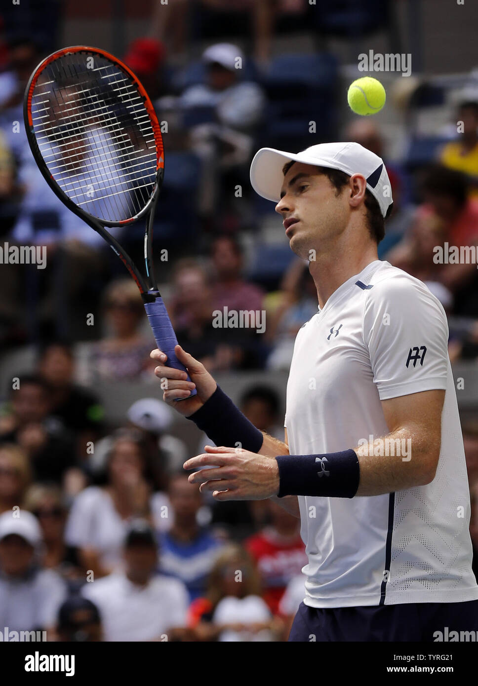 Andy Murray, Großbritannien, reagiert, wie der Ball geht schief, als er versucht, die Kei Nishikori, von Japan zu dienen, während ihr Viertelfinale gegen im Arthur Ashe Stadium an den 2016 US Open Tennis Championships am USTA Billie Jean King National Tennis Center in New York City am 7. September 2016. Foto von Ray Stubblebine/UPI Stockfoto