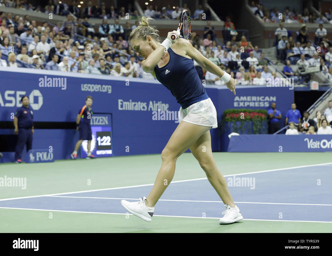 Simona Halep von Rumänien reagiert und zertrümmert ihren Schläger auf dem Gericht nach einem Punkt in Ihrer 3 Niederlage zu Serena Williams aus den Vereinigten Staaten im Viertelfinale in Arthur Ashe Stadium an den 2016 US Open Tennis Championships am USTA Billie Jean King National Tennis Center in New York City am 7. September 2016. Foto von John angelillo/UPI Stockfoto