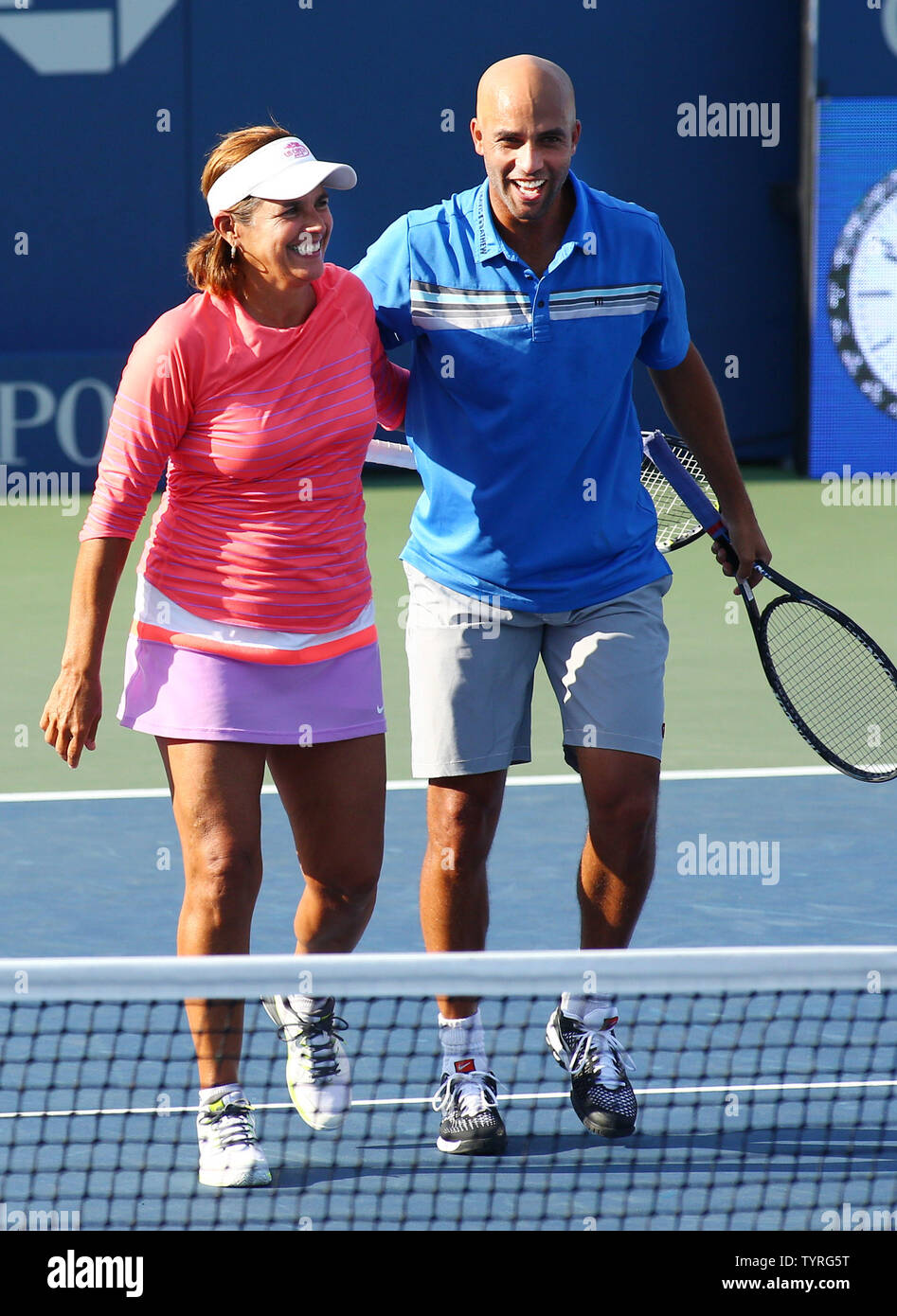 James Blake und Gigi Fernandez gehen weg vom Gericht nach dem Gewinn einer Ausstellung Doppel. während der abschiedszeremonie Für die Louis Armstrong Stadium am USTA Billie Jean King National Tennis Center in New York City am 8. September 2016. Das Stadion, das für die 1964-1965 Weltmesse, die gebaut wurde, wird abgerissen und durch eine neue Anlage, die im Jahr 2018 geöffnet und wird mit einem einfahrbaren Dach ersetzt werden. Foto von Monika Graff/UPI Stockfoto