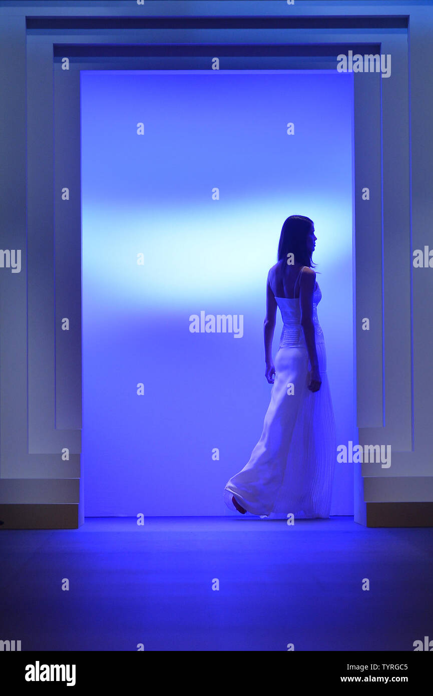 Ein Modell Spaziergänge auf der Landebahn am Cushnie Et Ochs show während der New York Fashion Week: Die Shows am Dock, Dachfenster bei Moynihan Station in New York City am 9. September 2016. Foto von Andrea Hanks/UPI Stockfoto