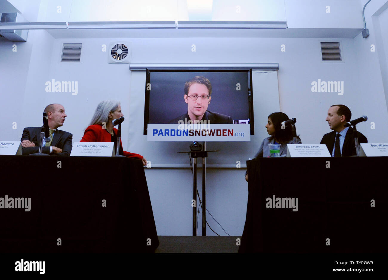 Edward Snowden spricht auf einer Konferenz über einen Monitor am Start einer Kampagne fordert Präsident Obama ihn zu begnadigen, bevor er sein Amt verlässt am 14. September 2016 in New York City. Lautsprecher gehören Snowden per Video aus Moskau, ACLU Executive Director Anthony Romero, Human Rights Watch General Counsel Dinah PoKempner, Direktor von Amnesty International USA Sicherheit und Menschenrechte Programm Naureen Shah, und Snowdens ACLU attorney Ben Wizner. Foto von Dennis Van Tine/UPI Stockfoto