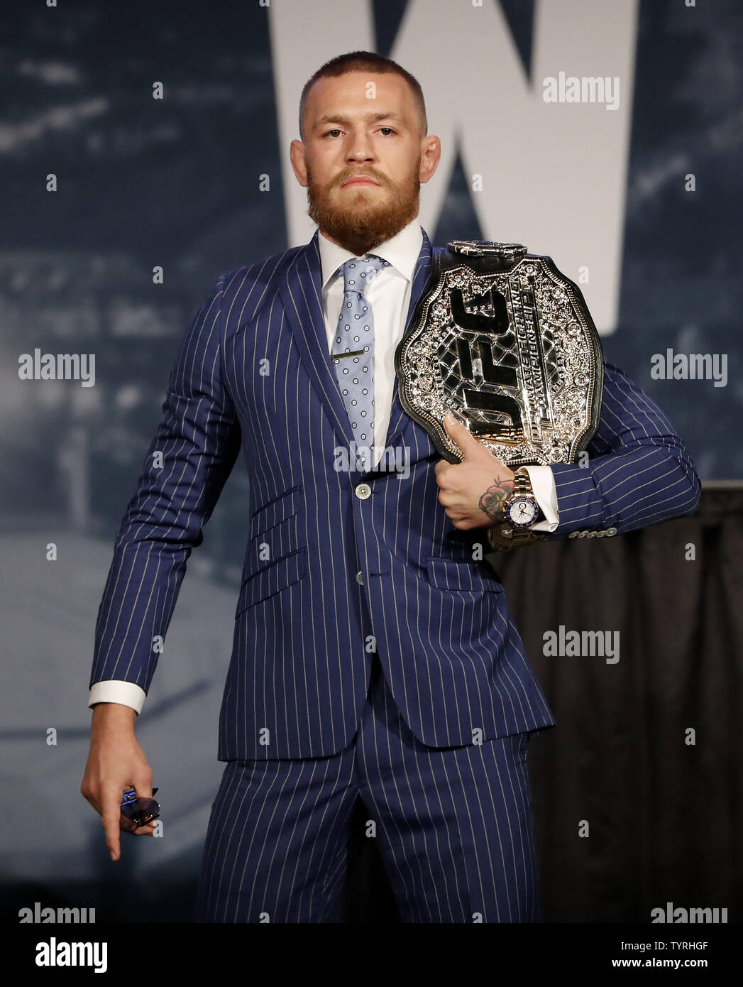 UFC federgewichtmeister Conor McGregor steht mit seinem Gürtel an der UFC 205 Presseveranstaltung im Madison Square Garden am 27. September 2016 in New York City. UFC 205 findet am MSG nehmen am 12. November 2016. Foto von John angelillo/UPI Stockfoto