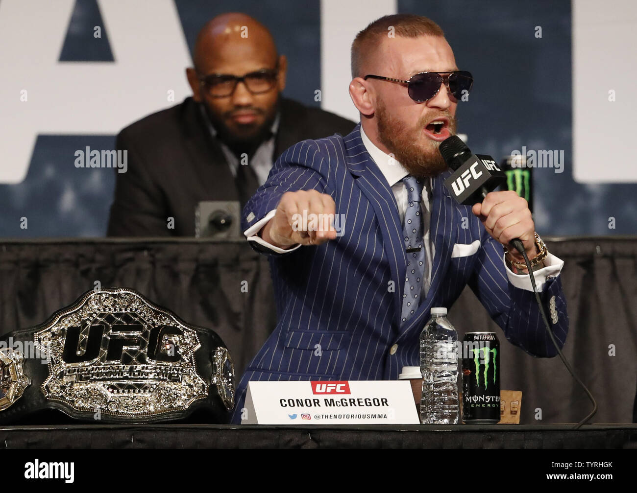 UFC federgewichtmeister Conor McGregor reagiert, nachdem eine Frage an der UFC 205 Presseveranstaltung im Madison Square Garden am 27. September 2016 in New York City. UFC 205 findet am MSG nehmen am 12. November 2016. Foto von John angelillo/UPI Stockfoto