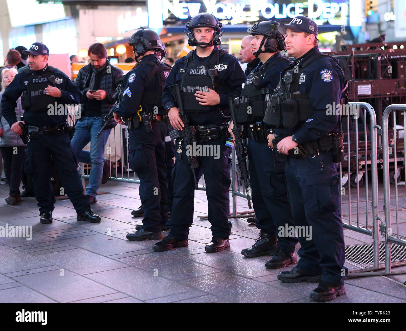 Terrorismusbekämpfung Polizeistreife stand Guard als Massen sammeln die Wahl liefert auf riesigen Bildschirmen in Times Square am Wahltag ausgestrahlt wird am 8. November 2016 in New York City zu sehen. Sicherheit wurde in überfüllten Bereichen, wie z. B. U-Bahnen und Wahllokale verstärkt folgende vage Terrorgefahr in der vergangenen Woche von al-Qeada. Foto von Monika Graff/UPI Stockfoto