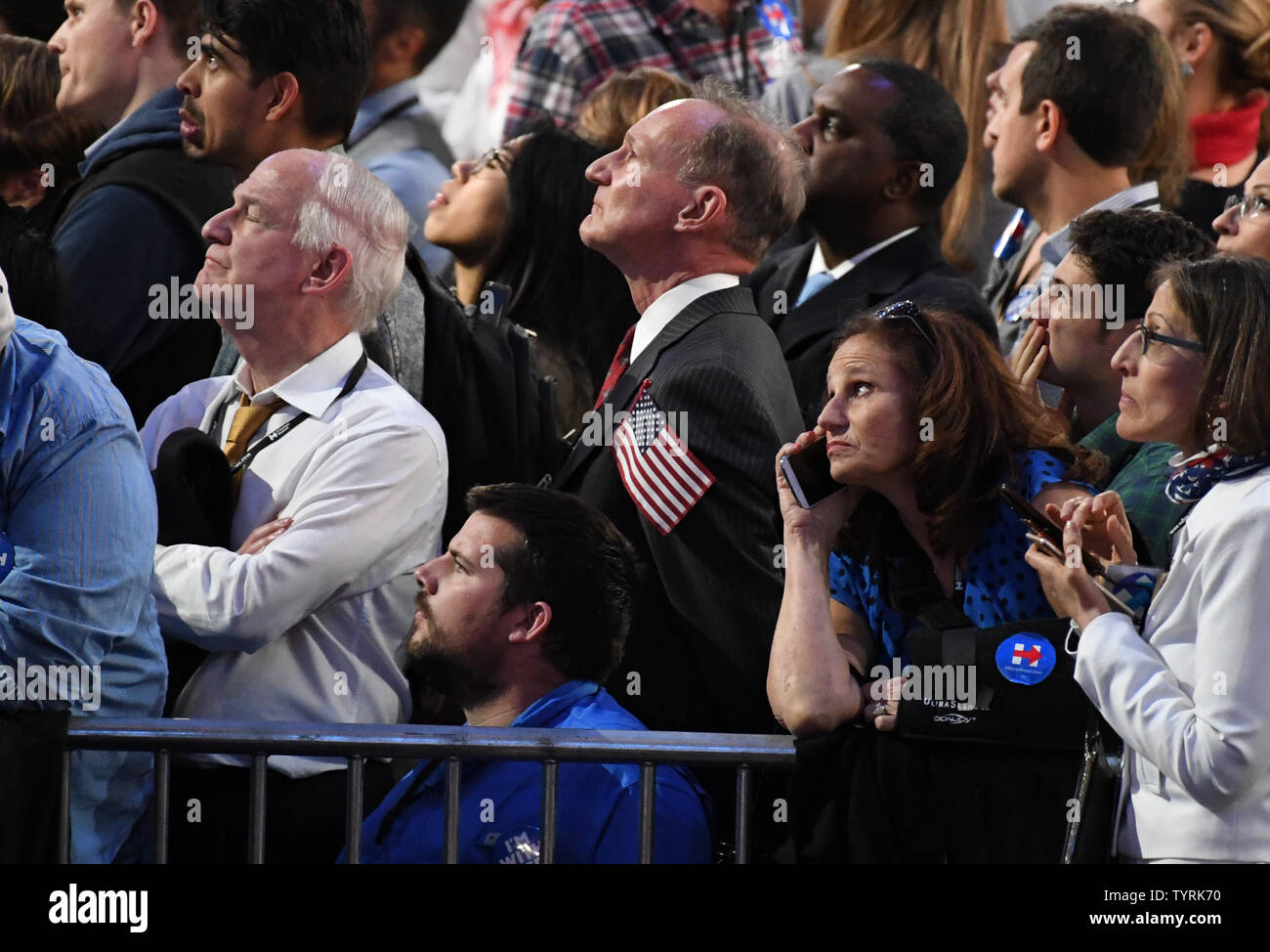 Hillary Anhänger sehen die Stimmenauszählung nach Mitternacht an demokratischen Präsidentschaftskandidaten Hillary Clintons Wahlnacht Kundgebung im Javits Center in New York am 8. November 2016. Foto von Pat Benic/UPI Stockfoto